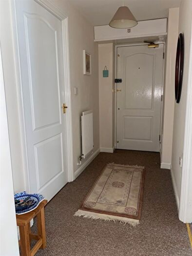 2 Bedroom Flat For Sale In Friar Court, Worcester, WR1
