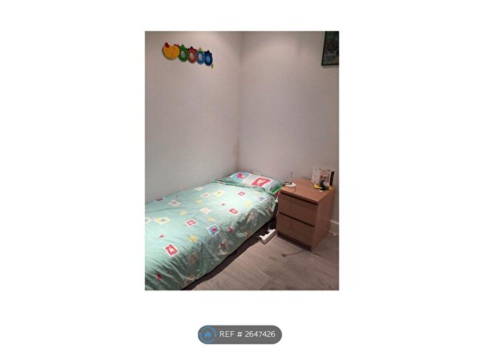 2 Bedroom Flat To Rent In Trade Tower, London, SW11