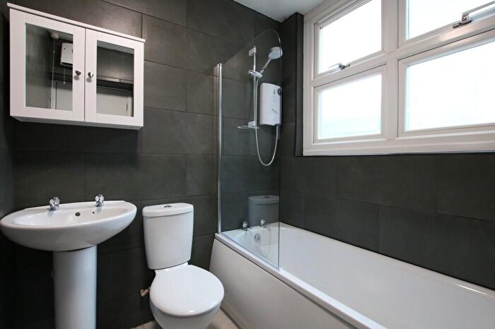Flat To Rent In Park Avenue, Willesden, NW2