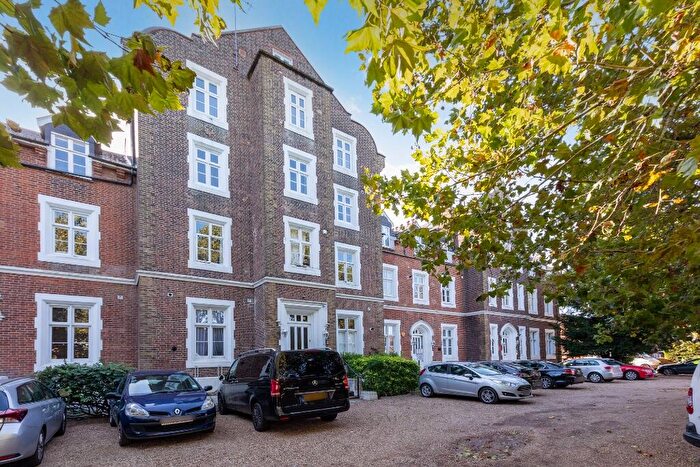 2 Bedroom Flat For Sale In Upton Park, Slough, Berkshire, SL1