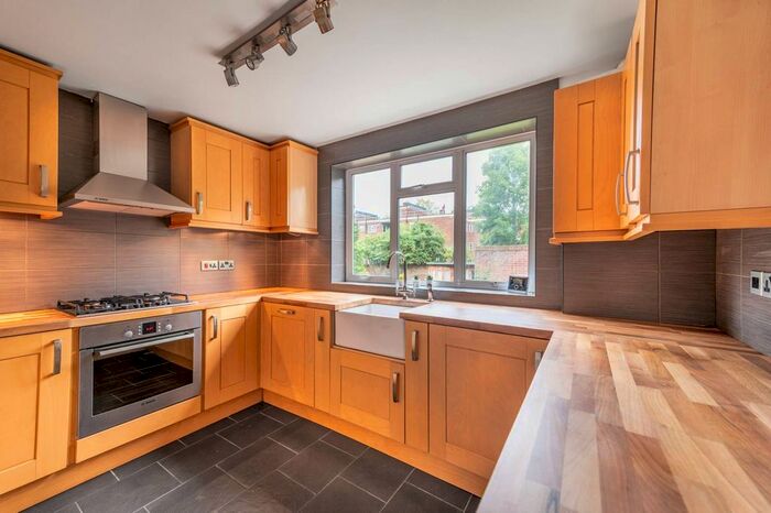 2 Bedroom Flat For Sale In Mount Avenue, Ealing Broadway, London, W5
