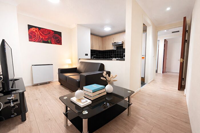 3 Bedroom Flat To Rent In Sullivan Court, London, SW5
