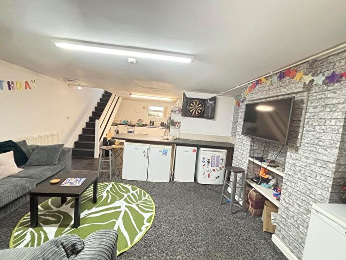 6 Bedroom House To Rent In Cliff Mount, Leeds, LS6