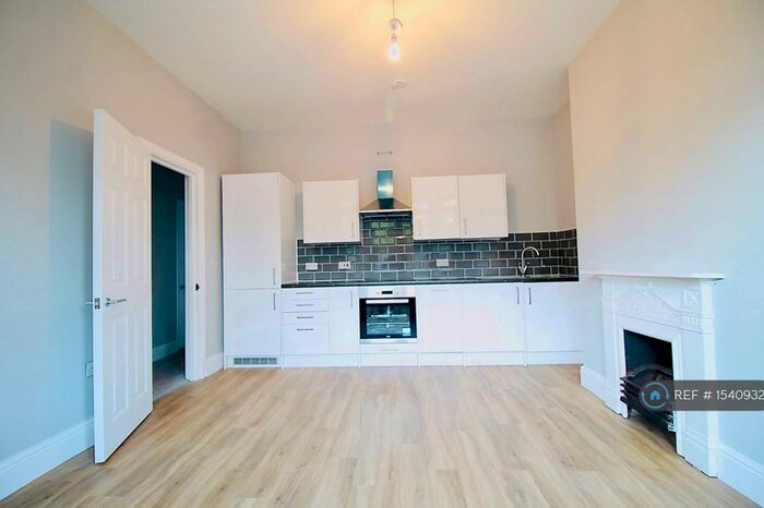 2 Bedroom Flat To Rent In Bath Hill, Keynsham, Bristol, BS31