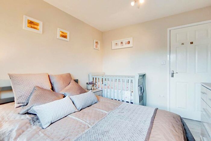2 Bedroom Flat For Sale In O'Leary Square, Stepney, London, E1