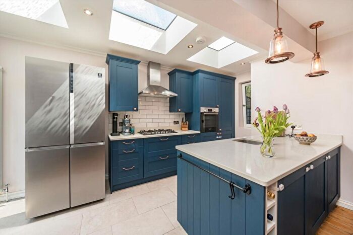 3 Bedroom Maisonette For Sale In Parkhouse Street, Camberwell, SE5