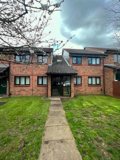 2 Bedroom Flat To Rent In Tudor Close, Hatfield, AL10