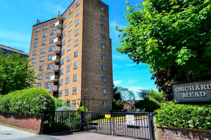 3 Bedroom Flat To Rent In Orchard Mead House, Finchley Road, London, NW11