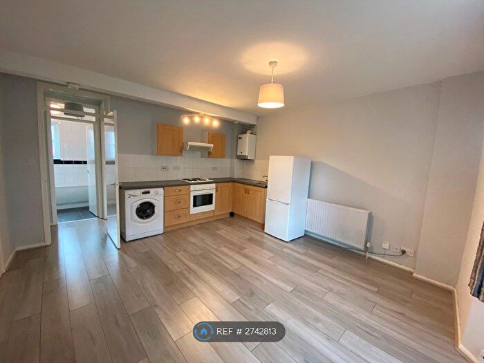 1 Bedroom Flat To Rent In Queens Avenue, Watford, WD18