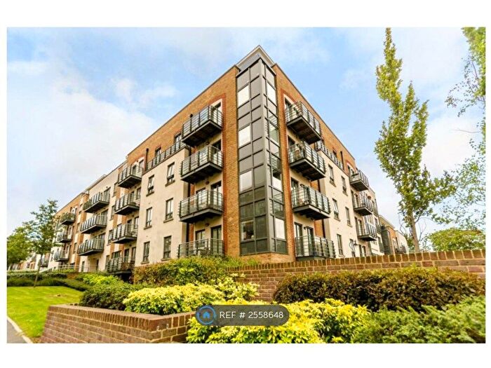 3 Bedroom Flat To Rent In Holford Way, London, SW15