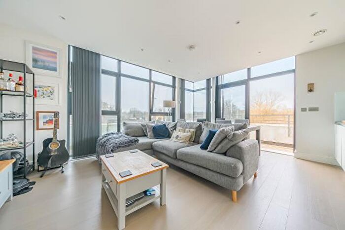 2 Bedroom Apartment For Sale In Overbridge Square, Newbury, RG14