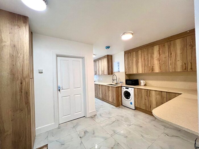 5 Bedroom End Of Terrace House To Rent In Spencer Road, Slough, SL3