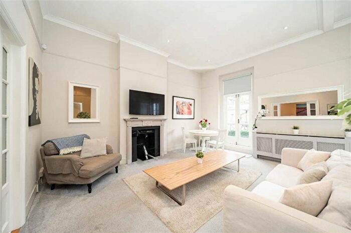 3 Bedroom Flat To Rent In Queen's Gate Place Mews, London, SW7