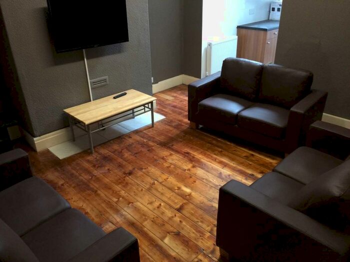 6 Bedroom Terraced House To Rent In Landcross Road, Fallowfield, M14