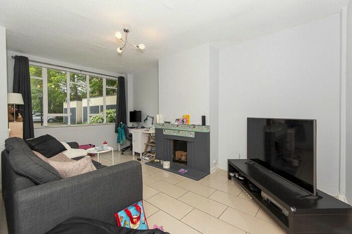 3 Bedroom Flat To Rent In Nightingale Lane, London, SW12