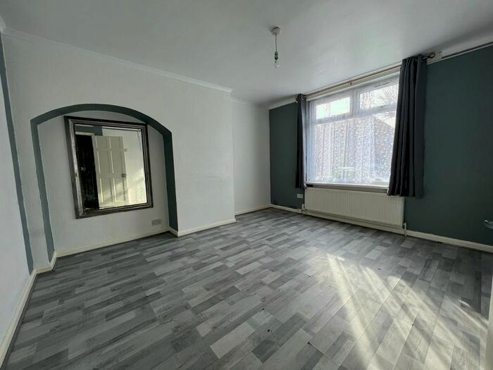 3 Bedroom Semi-Detached House To Rent In Heathway, Dagenham, Essex, RM10