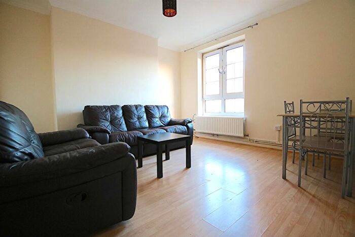 3 Bedroom Flat To Rent In Prusom Street, London, E1W