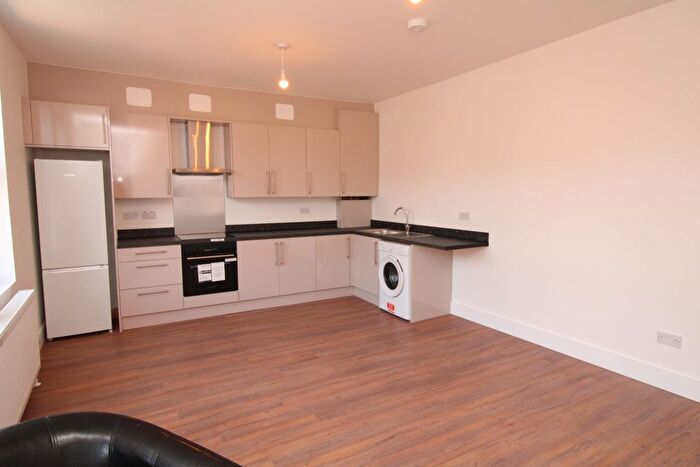 3 Bedroom Flat To Rent In Flat, Cambridge Road, B13