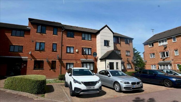 Studio To Rent In Plowman Close, London, N18