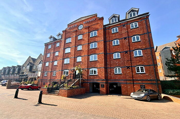 2 Bedroom Flat For Sale In Silver Strand West, Eastbourne, BN23