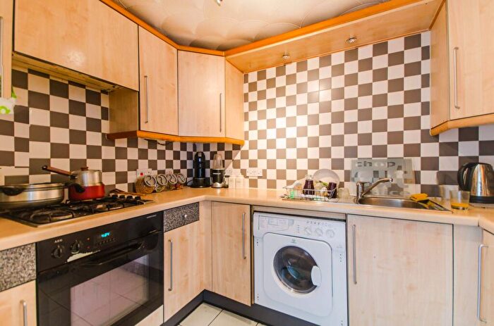 2 Bedroom Flat To Rent In Lyndhurst Lodge, Canary Wharf, London, E14