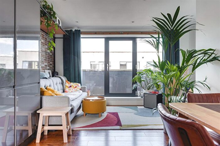 2 Bedroom Apartment For Sale In Vyner Street, London, E2