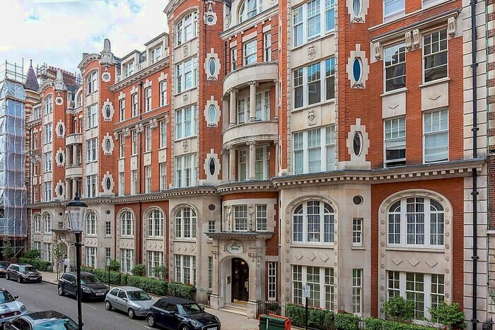 3 Bedroom Flat To Rent In Basil Street, Knightsbridge, London, SW3