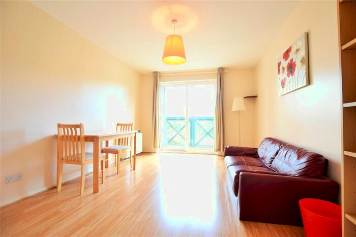 2 Bedroom Flat To Rent In Admirals Court, Reading, Berkshire, RG1