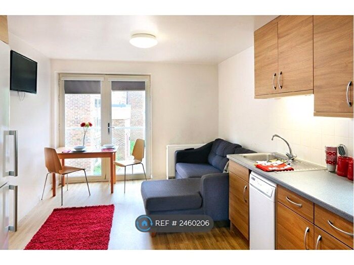 4 Bedroom Flat To Rent In Arwen Lodge, Winchester, SO22