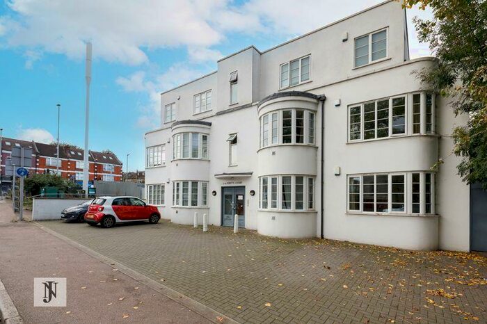 3 Bedroom Flat To Rent In Bowes Road, Bounds Green, N11