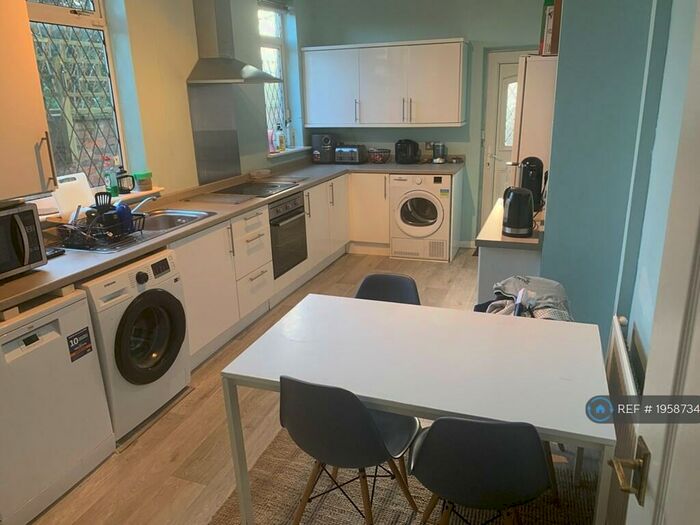 4 Bedroom End Of Terrace House To Rent In Richmond Road, Manchester, M14