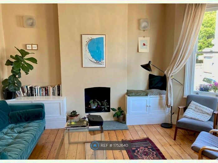 2 Bedroom Flat To Rent In Top Floor, London, SW2