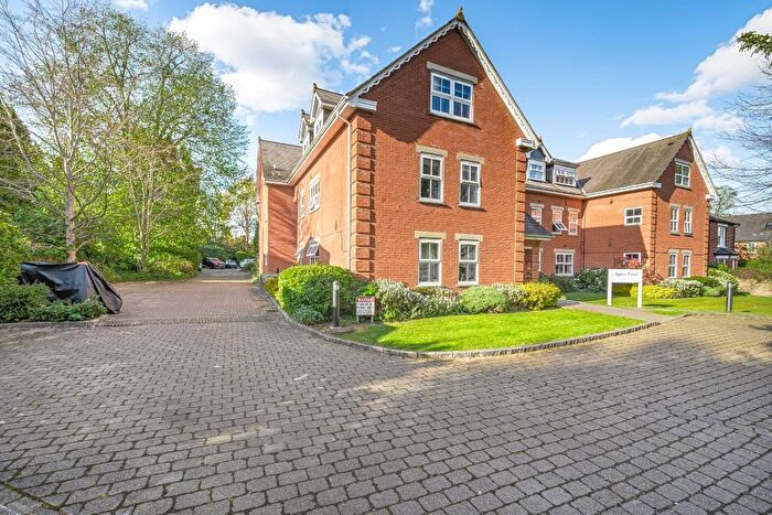 3 Bedroom Flat To Rent In - Broomhall Road, Woking, GU21