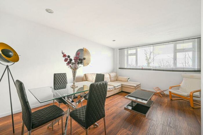 3 Bedroom Flat To Rent In Cricklewood Lane, West Hampstead, London, NW2