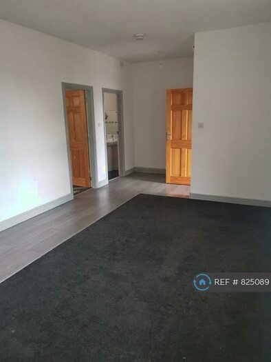 2 Bedroom Bungalow To Rent In Pollits Farm Close, Bradford, BD6