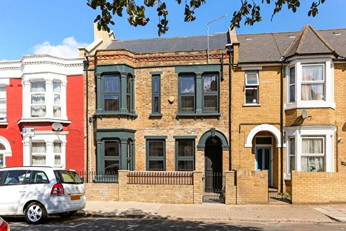 2 Bedroom Apartment For Sale In Villiers Road, Willesden Green, NW2