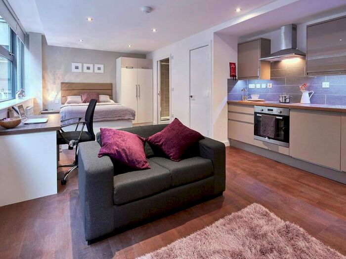 Studio To Rent In South Parade, Leeds, West Yorkshire, LS1