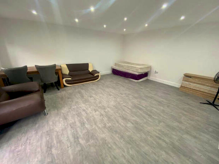 Flat To Rent In North Hyde Lane, Southall, UB2