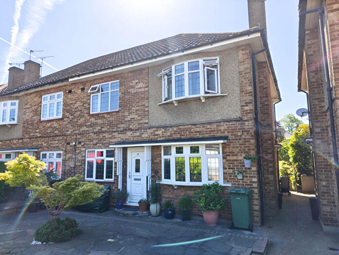 2 Bedroom Maisonette For Sale In Station Road, Gidea Park, Romford, Greater London, RM2