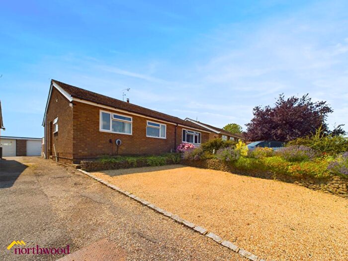 2 Bedroom Bungalow For Sale In Chapel Lane, Little Bourton, OX17