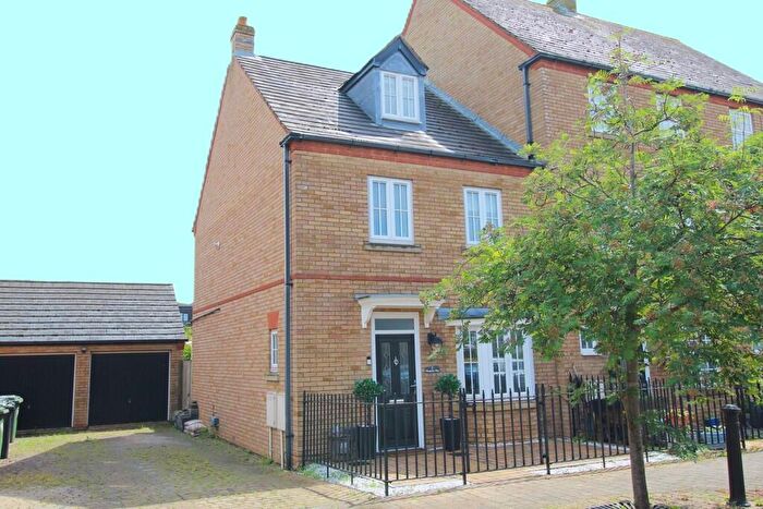4 Bedroom End Of Terrace House For Sale In Woodpecker Way, Sandy, SG19