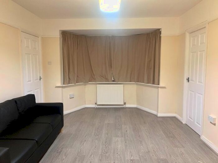 2 Bedroom Maisonette To Rent In Frederick Crescent, Enfield EN3