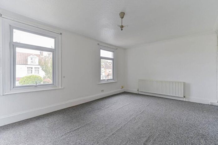 2 Bedroom Flat To Rent In Holmesdale Road, South Norwood, London, SE25