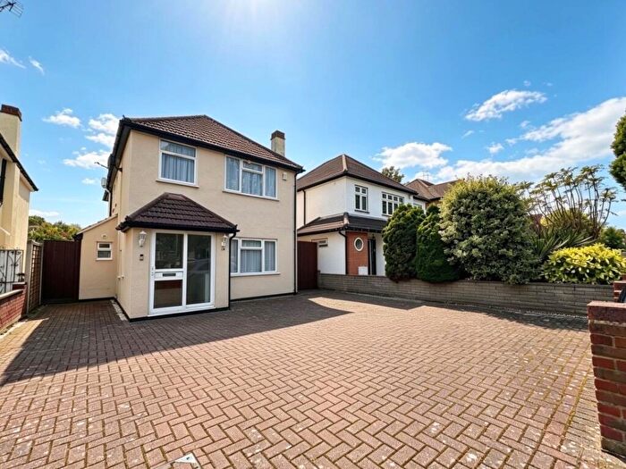 5 Bedroom Detached House For Sale In Avenue Road, Romford, RM3