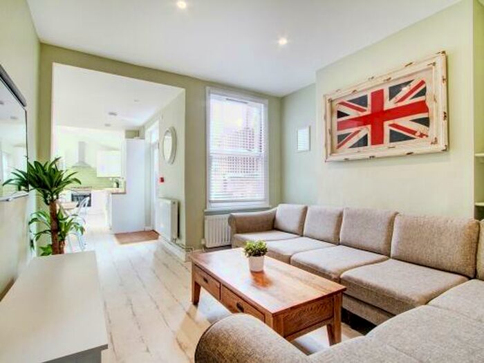 6 Bedroom Terraced House To Rent In Kimbolton Avenue, Nottingham, NG7