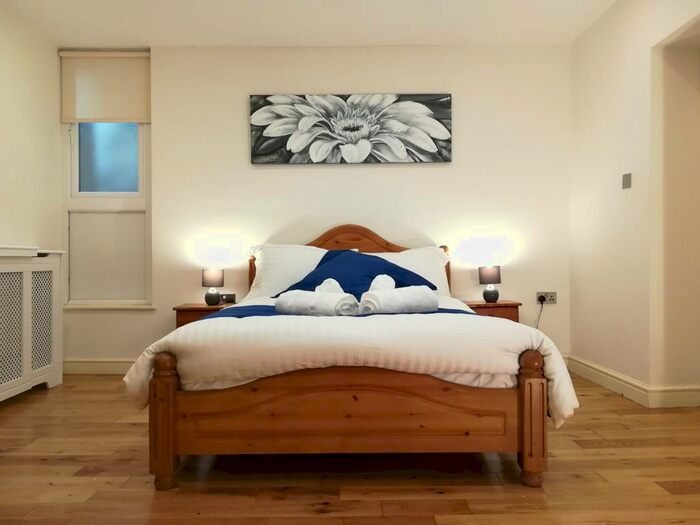 2 Bedroom Flat To Rent In Sketty Road, Swansea, SA2