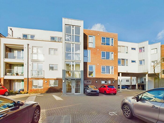 2 Bedroom Flat For Sale In Denne Parade, Horsham, RH12