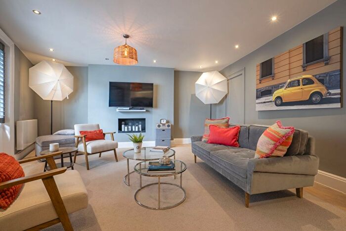 2 Bedroom Flat For Sale In Wellington Street, Covent Garden, London, WC2E