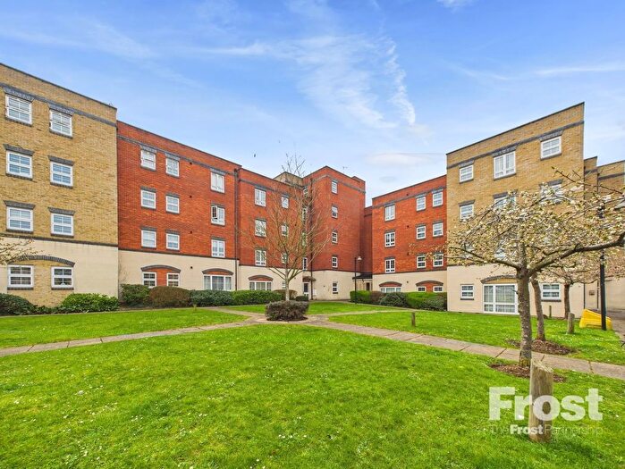 2 Bedroom Flat To Rent In Holyhead Mews, Slough, Berkshire, SL1