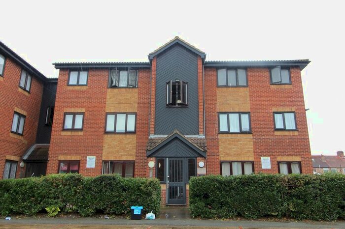 Studio To Rent In Granary Close, London, N9